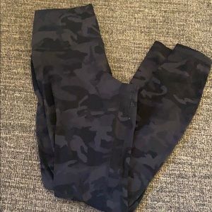GUC Align 25” size 6 Lululemon camo